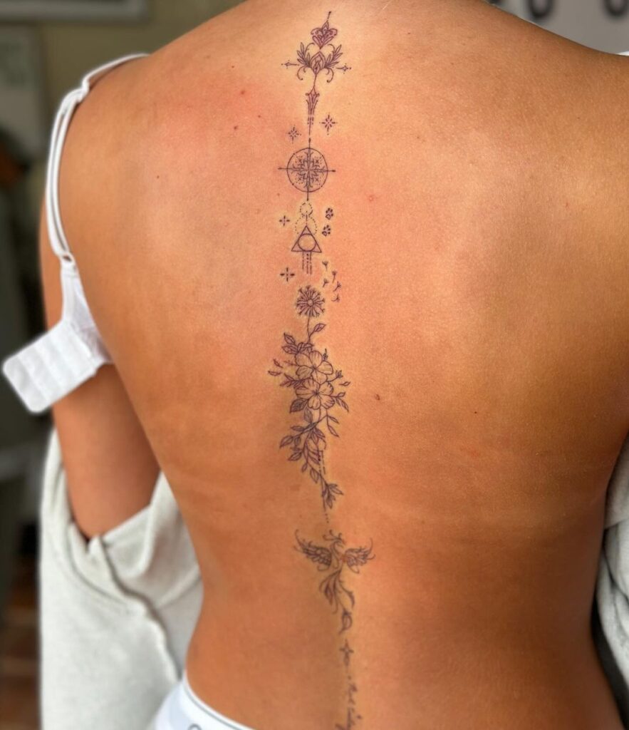 tatuaje floral en la columna vertebral con detalles ornamentales