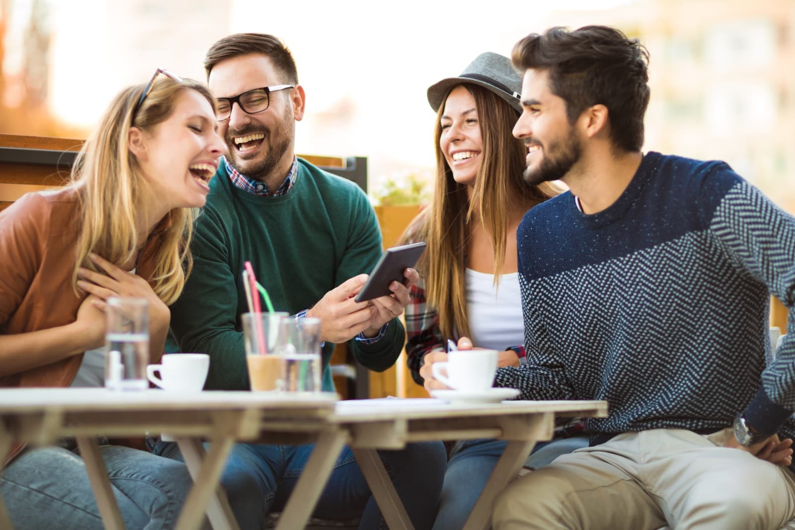 amigos riendo en un café