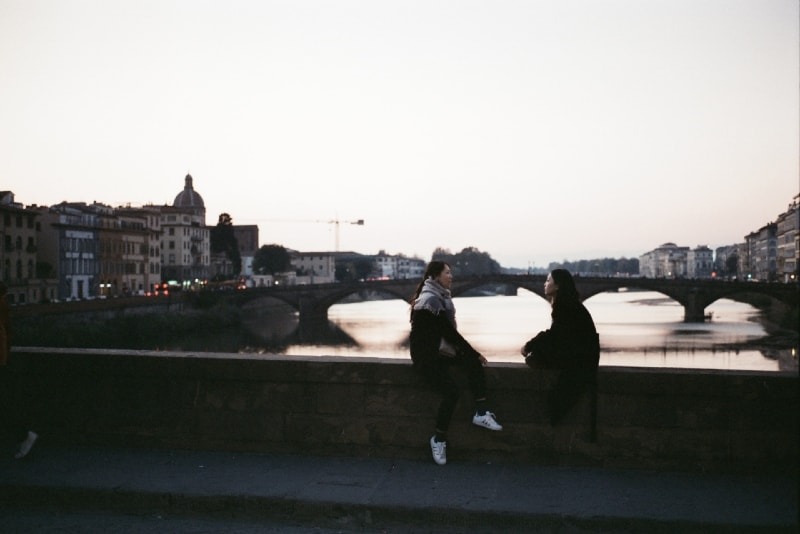 amigos na ponte a conversar