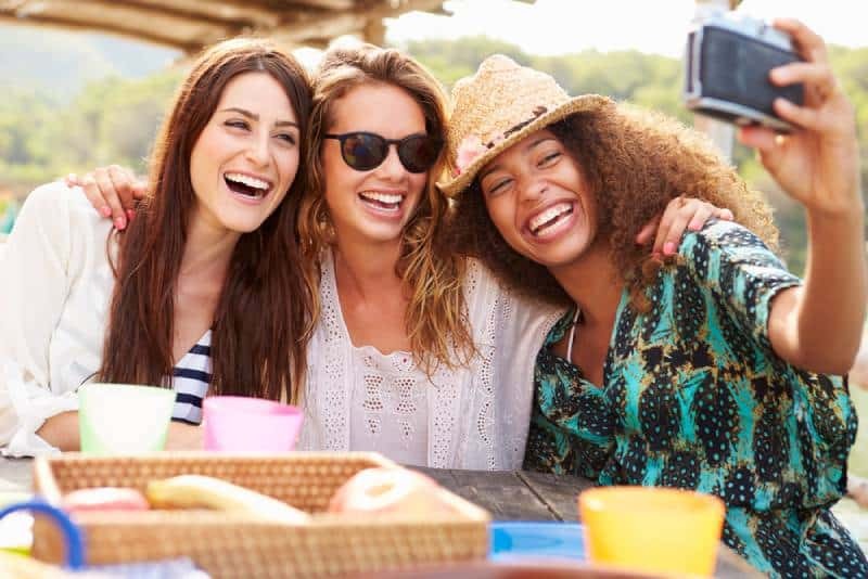 amici che si scattano un selfie