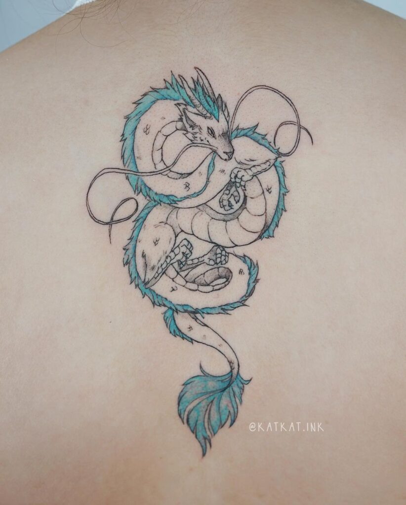 tatuaje de la columna vertebral de haku