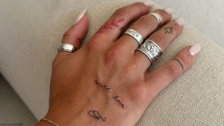 20 bonitos tatuajes de manos para mujeres que están de moda ahora mismo