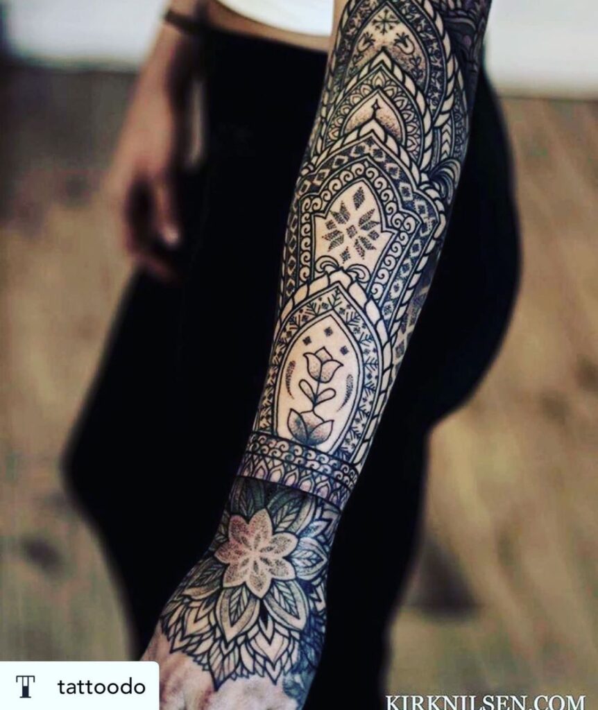 intrincado tatuaje de inspiración maorí