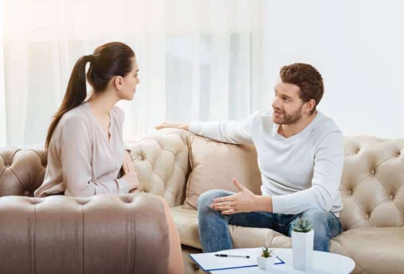 hombre hablando con una mujer