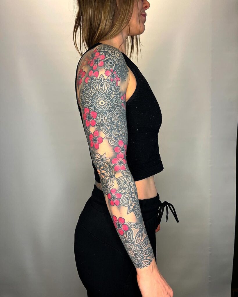 tatuagem em manga de mandala de flores de cerejeira
