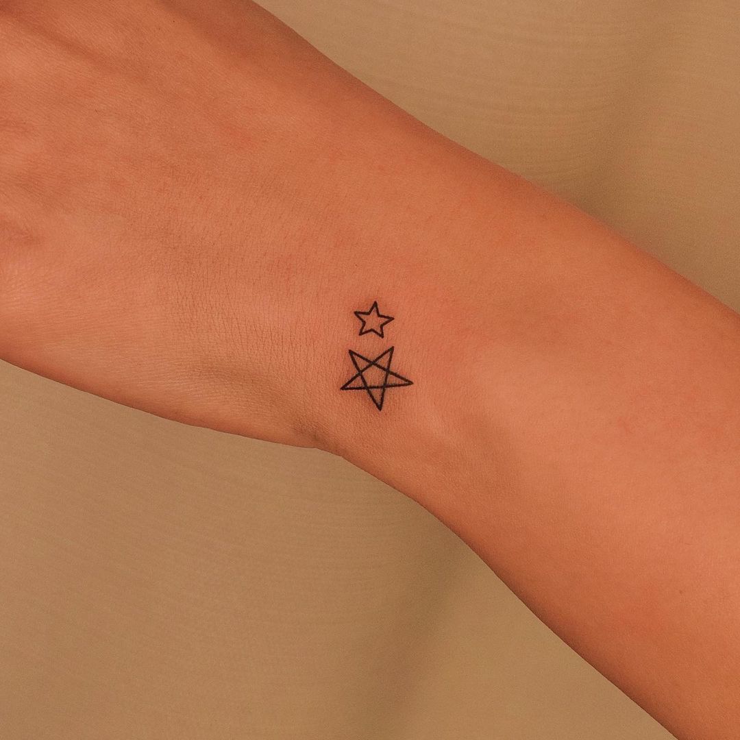 mini tatuaje de estrellas