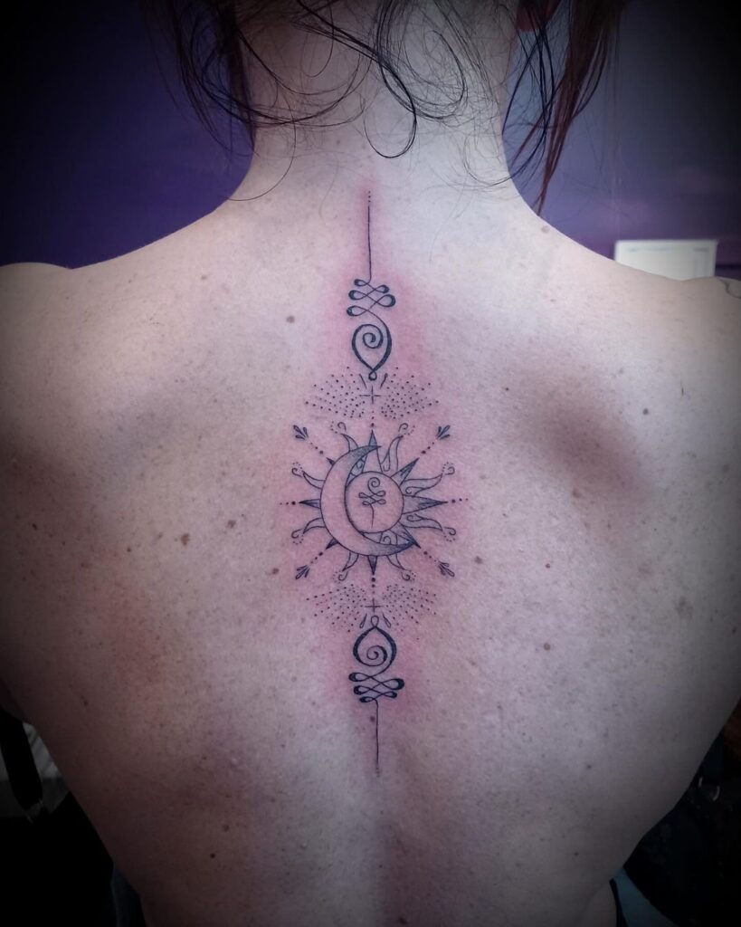 tatuaje luna mística columna vertebral