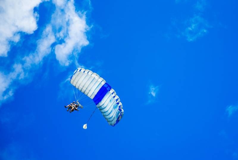 parashouting en el cielo