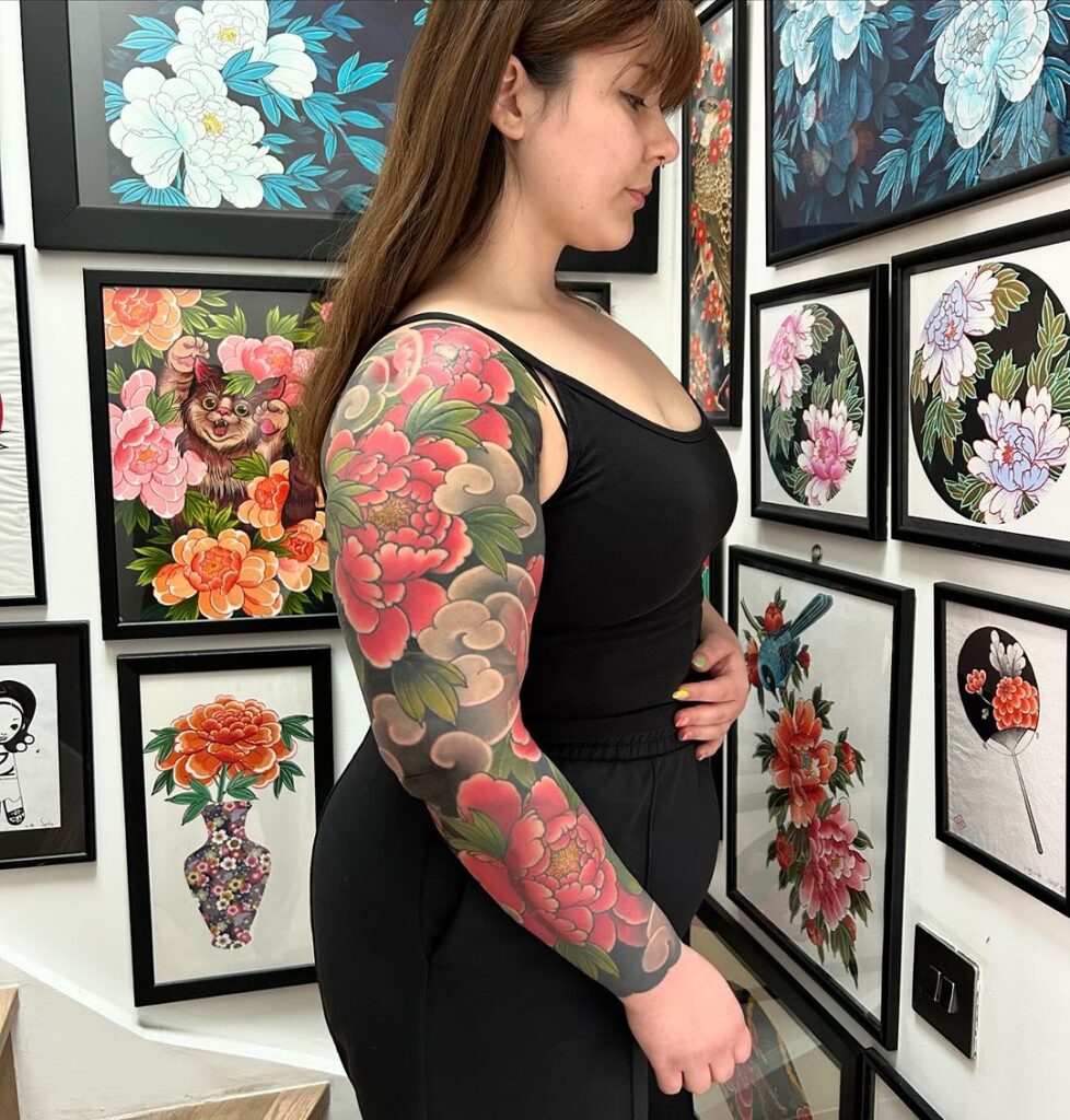 tatuagem de peónia em manga inteira