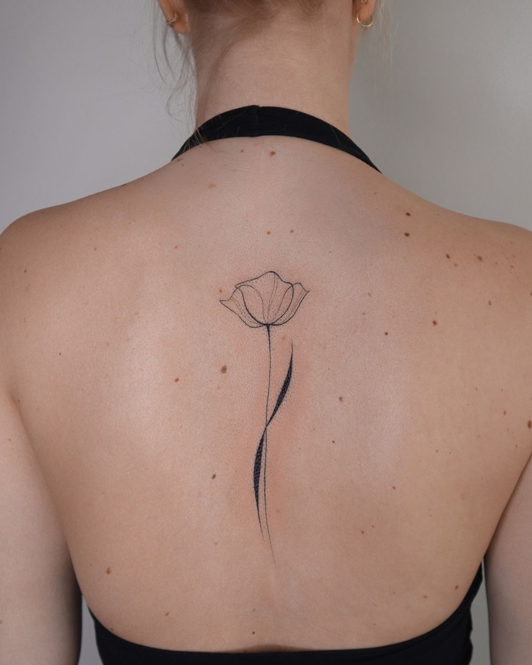 tatuaje de rosa en la espalda