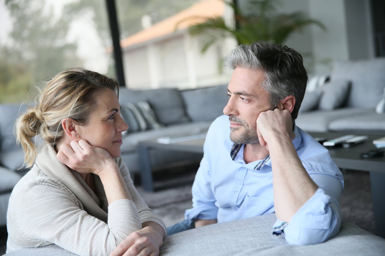 pareja de ancianos mirándose