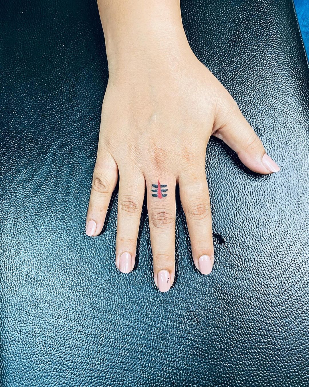 tatuagem de mão com símbolo de shiva