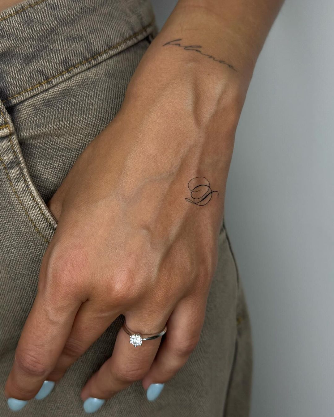 tatuagem de mão com letra simples