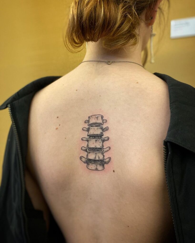 tatuaggio spine tatuato su una spina dorsale