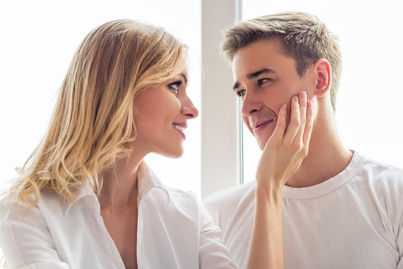 mujer enamorada mirando a los ojos del hombre