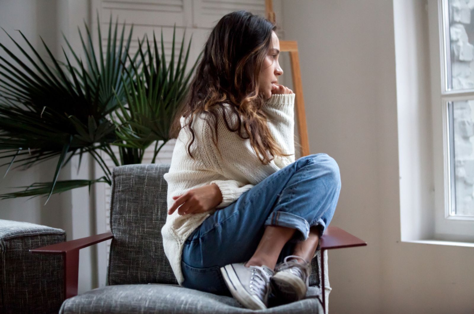 mujer preocupada en una silla