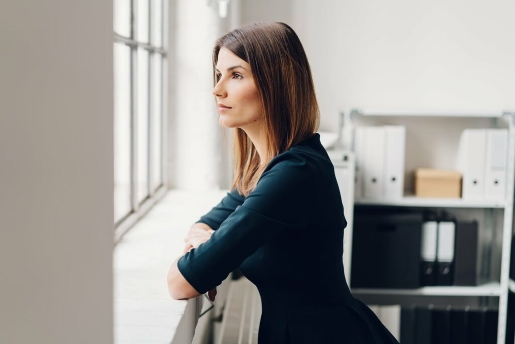 mujer joven mirando al exterior