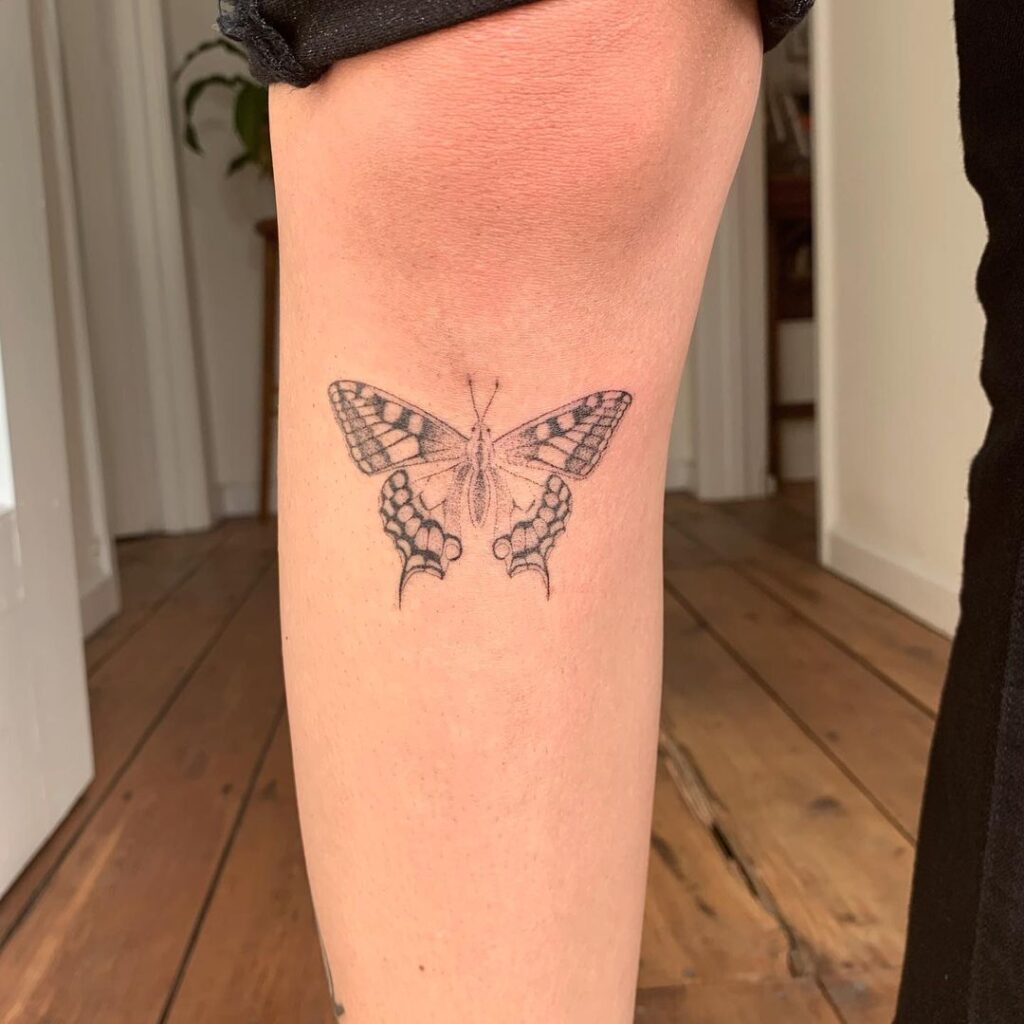 Tatuaje de mariposa pintado a mano