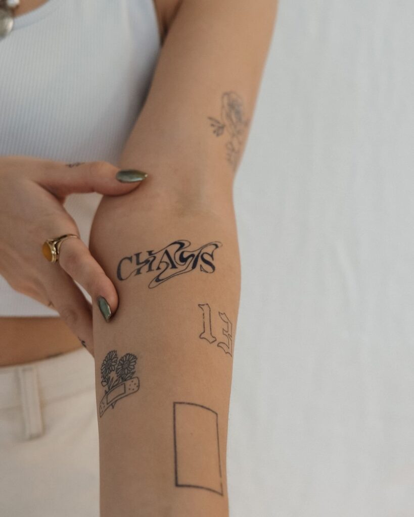 Tatuagem minimalista de 1975 em patchwork de caixa