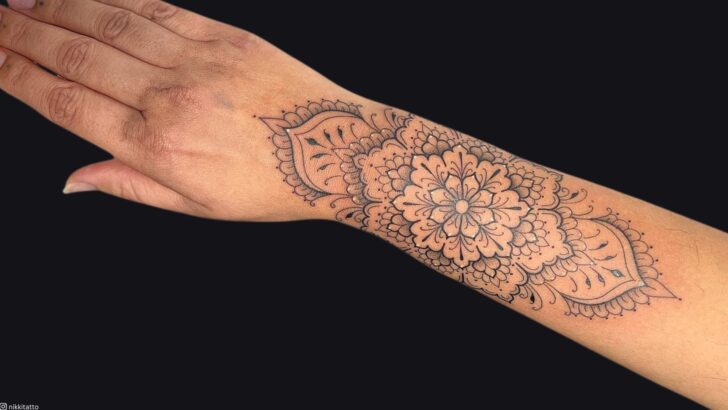 22 affascinanti idee di tatuaggi da polso per donne che vorrete fare il prima possibile.