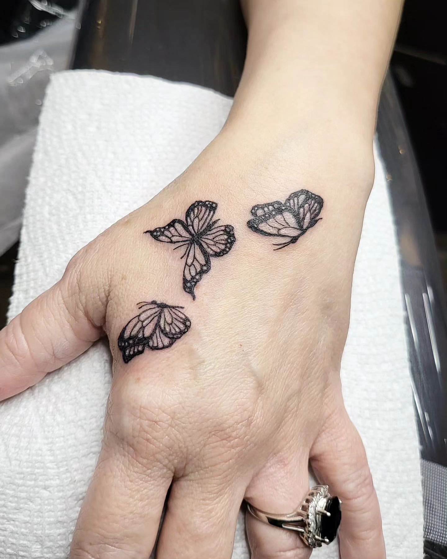 tatuaggio a mano con farfalle