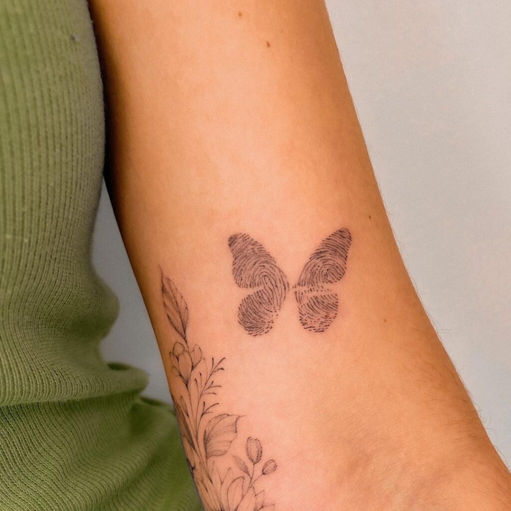 Tatuagem de borboleta com impressão digital