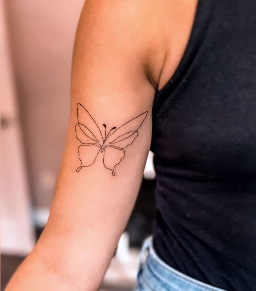 Tatuagem de borboleta de uma linha