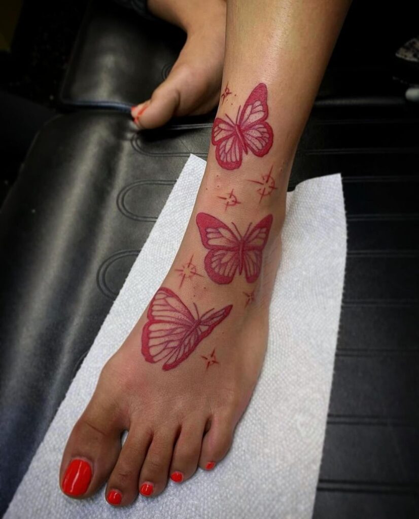 Tatuaje de mariposa con tinta roja