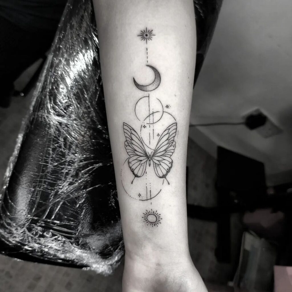 Tatuagem de borboleta com elementos celestiais