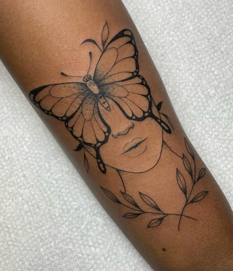 Tatuagem de senhora borboleta