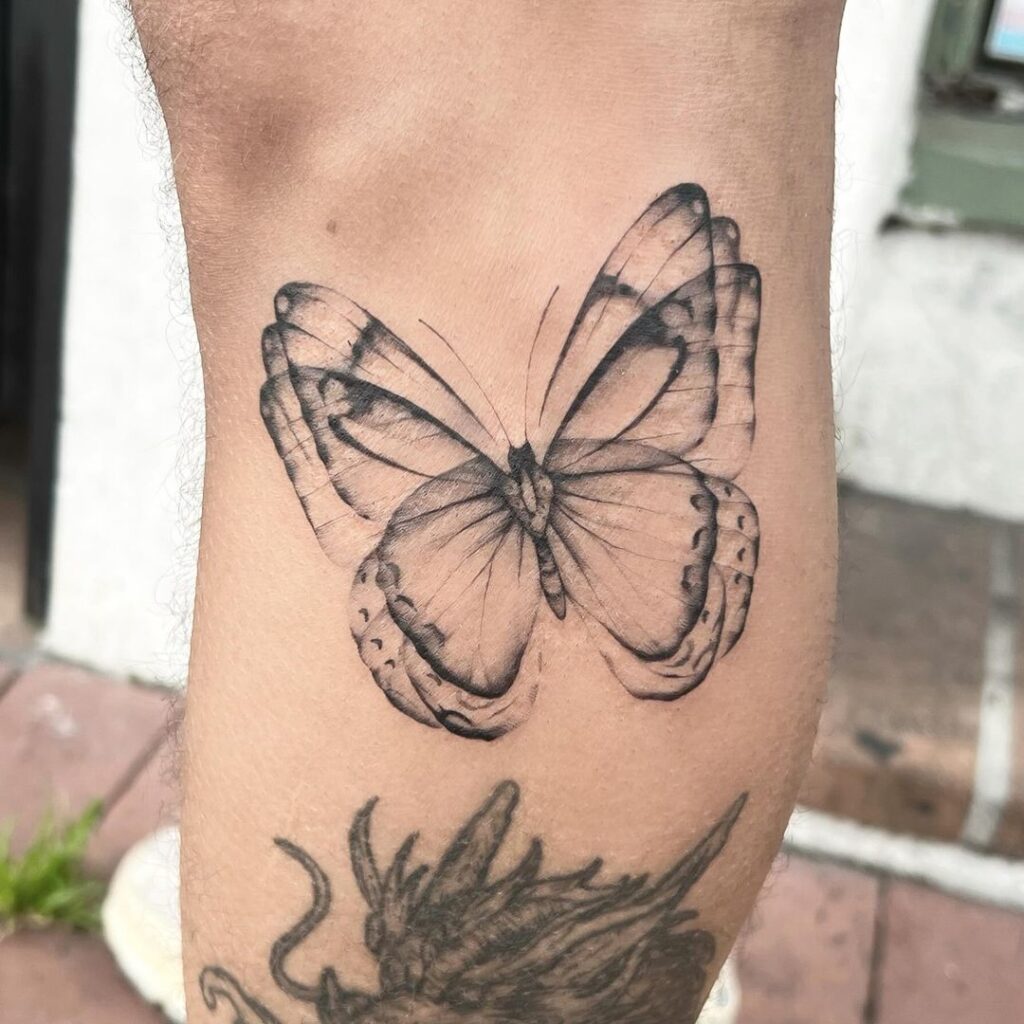 Tatuagem de borboleta trippy