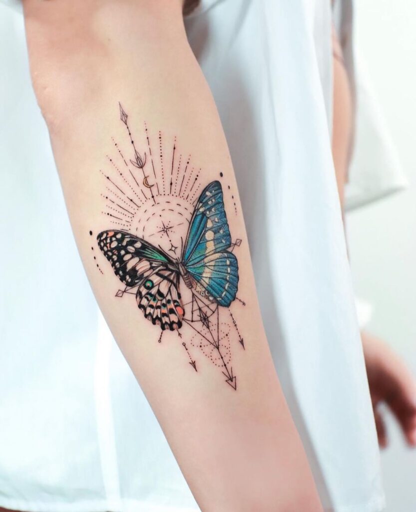 Tatuaggio geometrico con farfalla