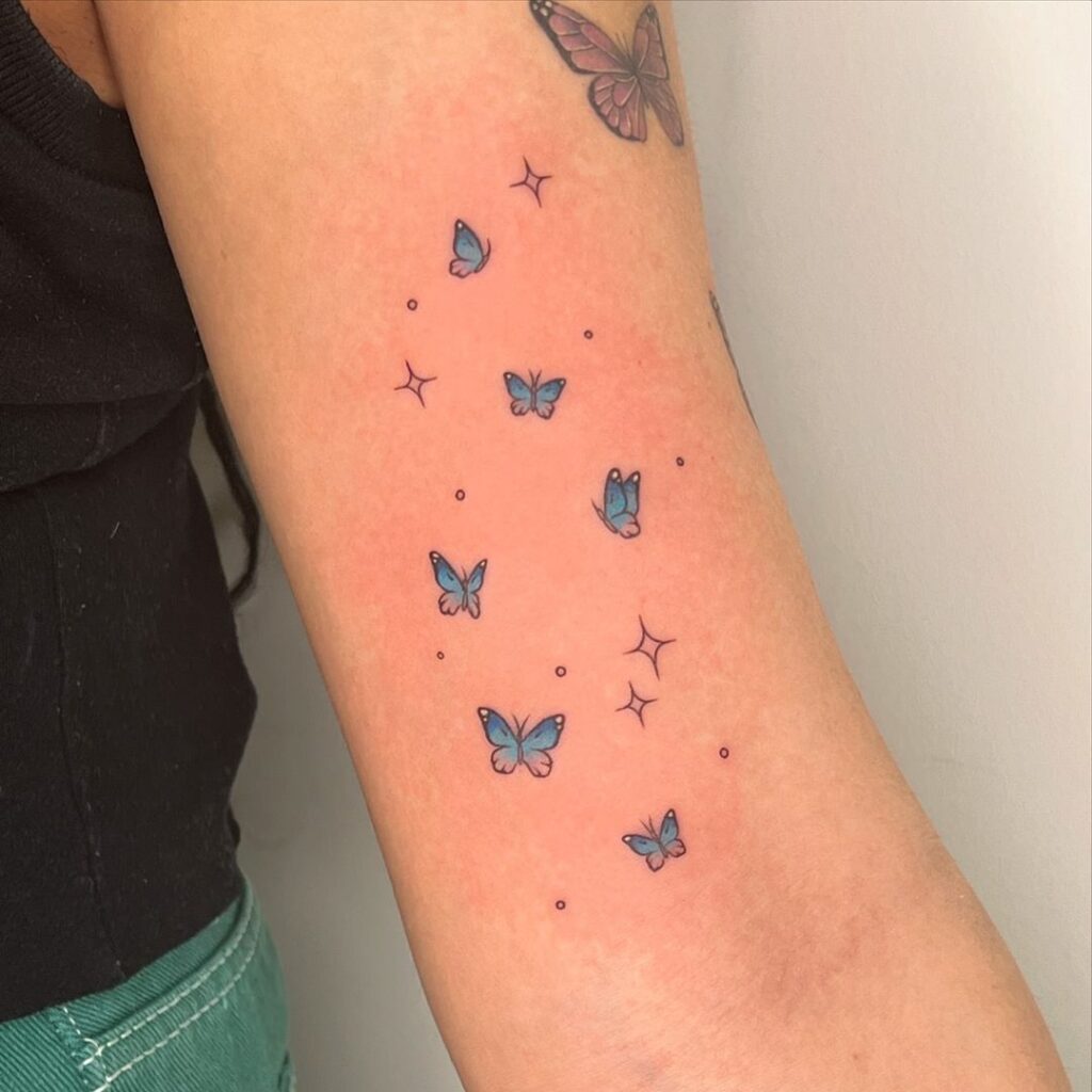 Tatuaje de pequeñas mariposas azules