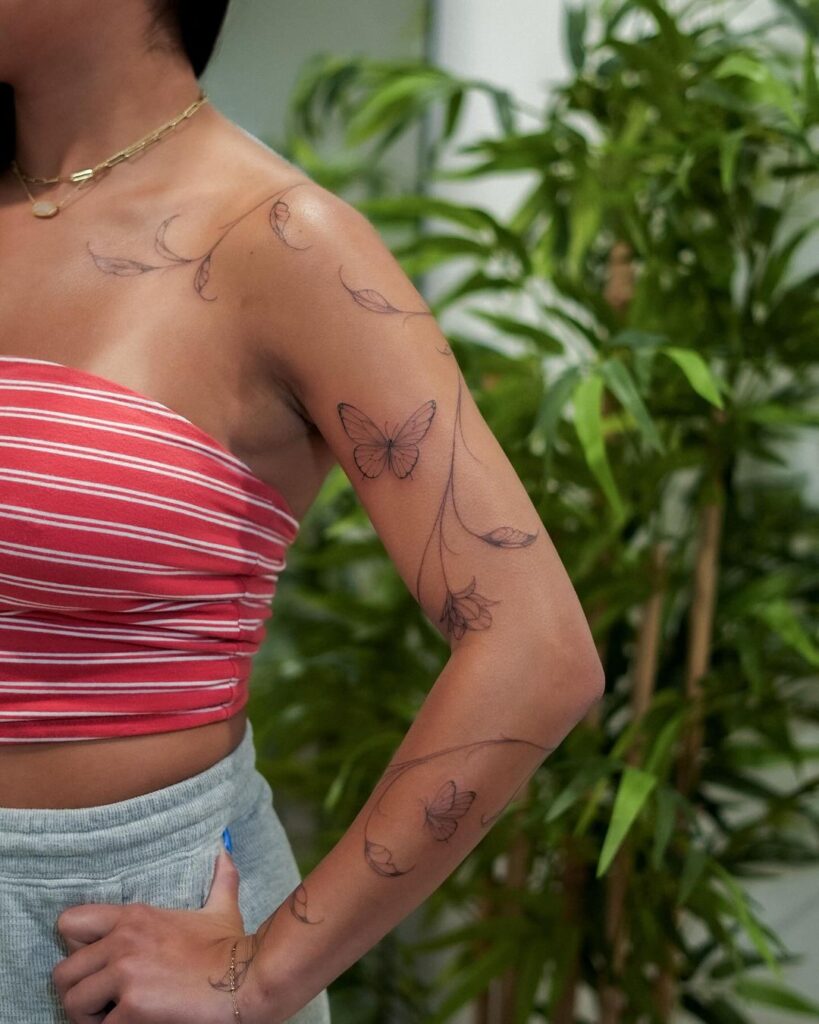 Tatuagem de borboleta com linhas finas e delicadas