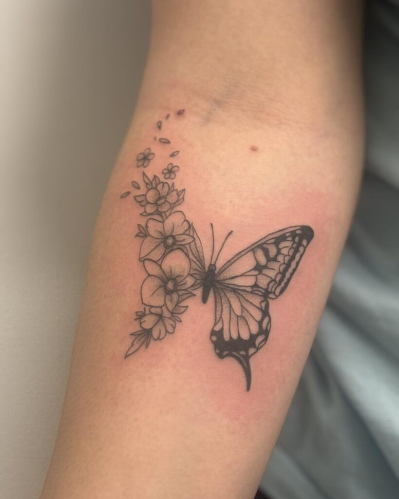 Tatuaje de mariposa floral