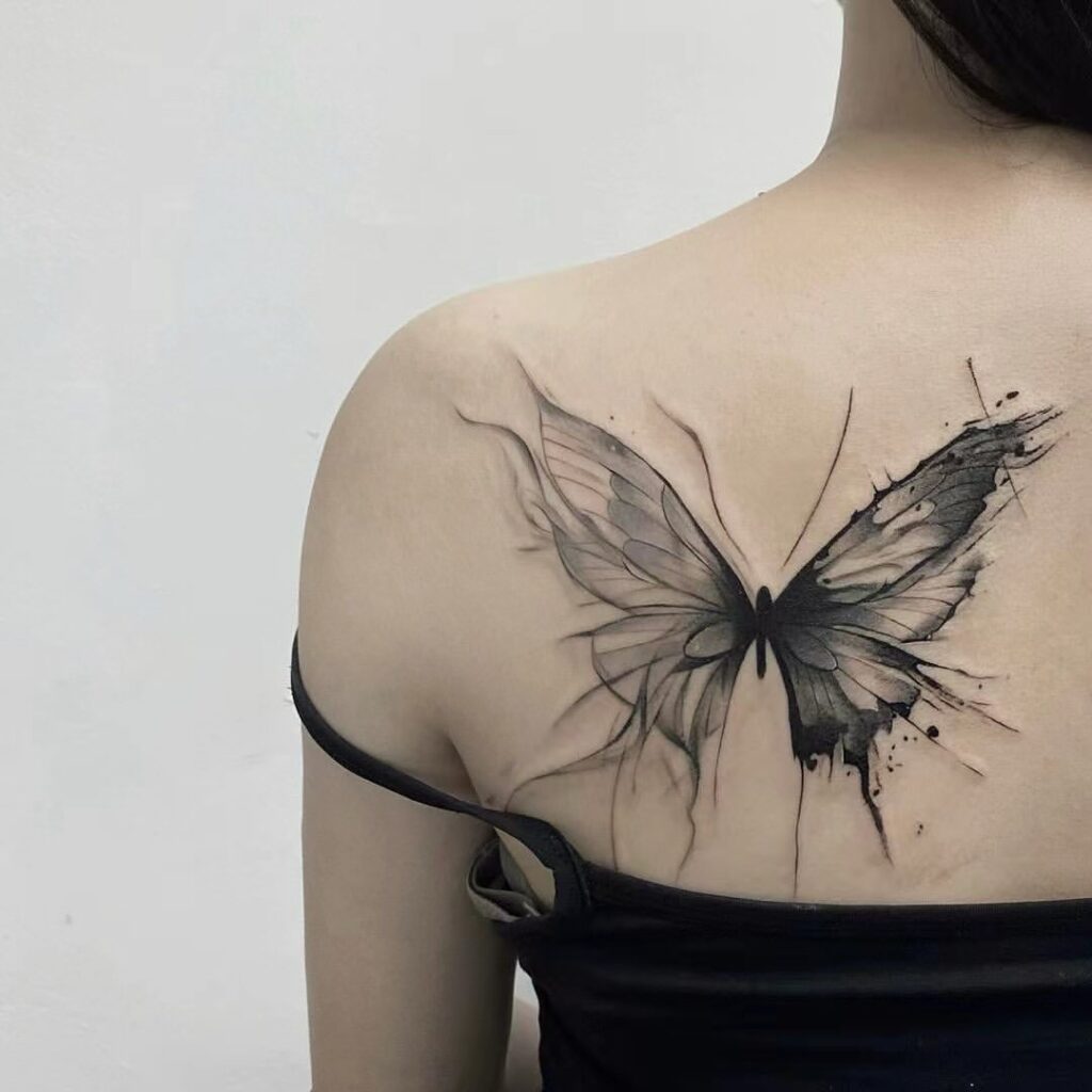 Tatuagem de borboleta com tinta preta