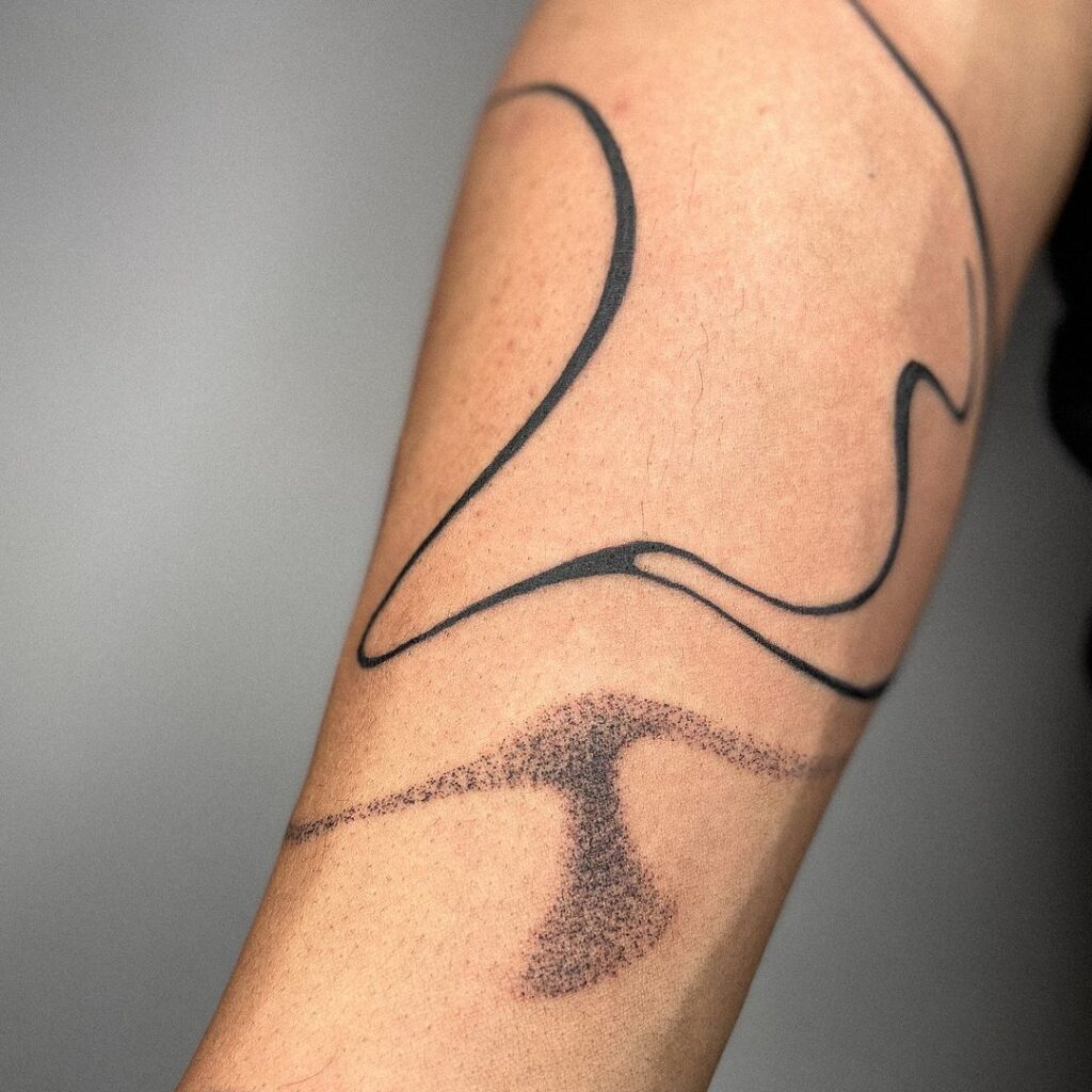 Tatuaje de puntos con formas abstractas