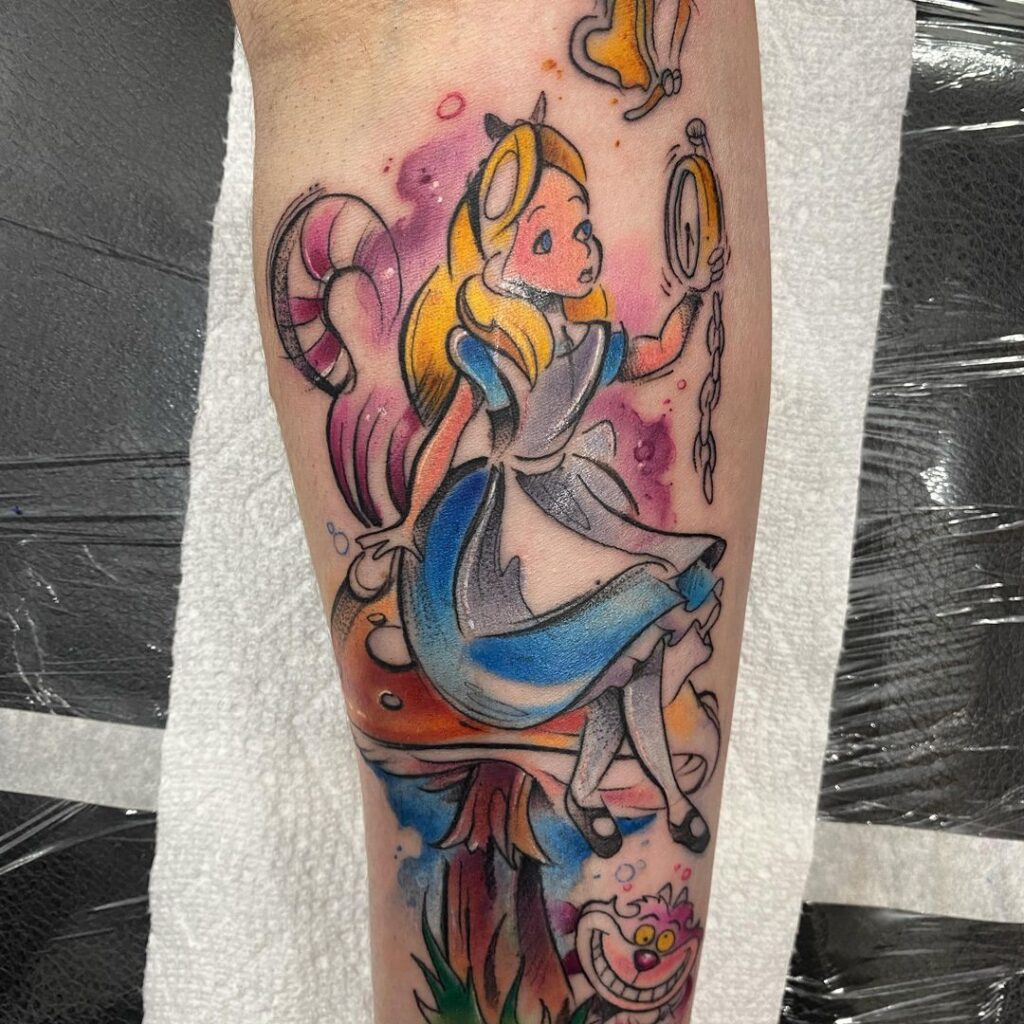 Tatuaggio acquerellato di Alice nel paese delle meraviglie