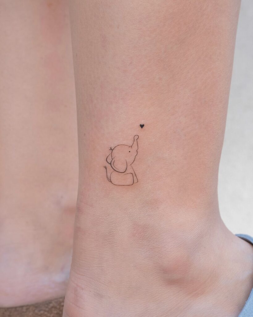 Tatuaggio femminile con elefante