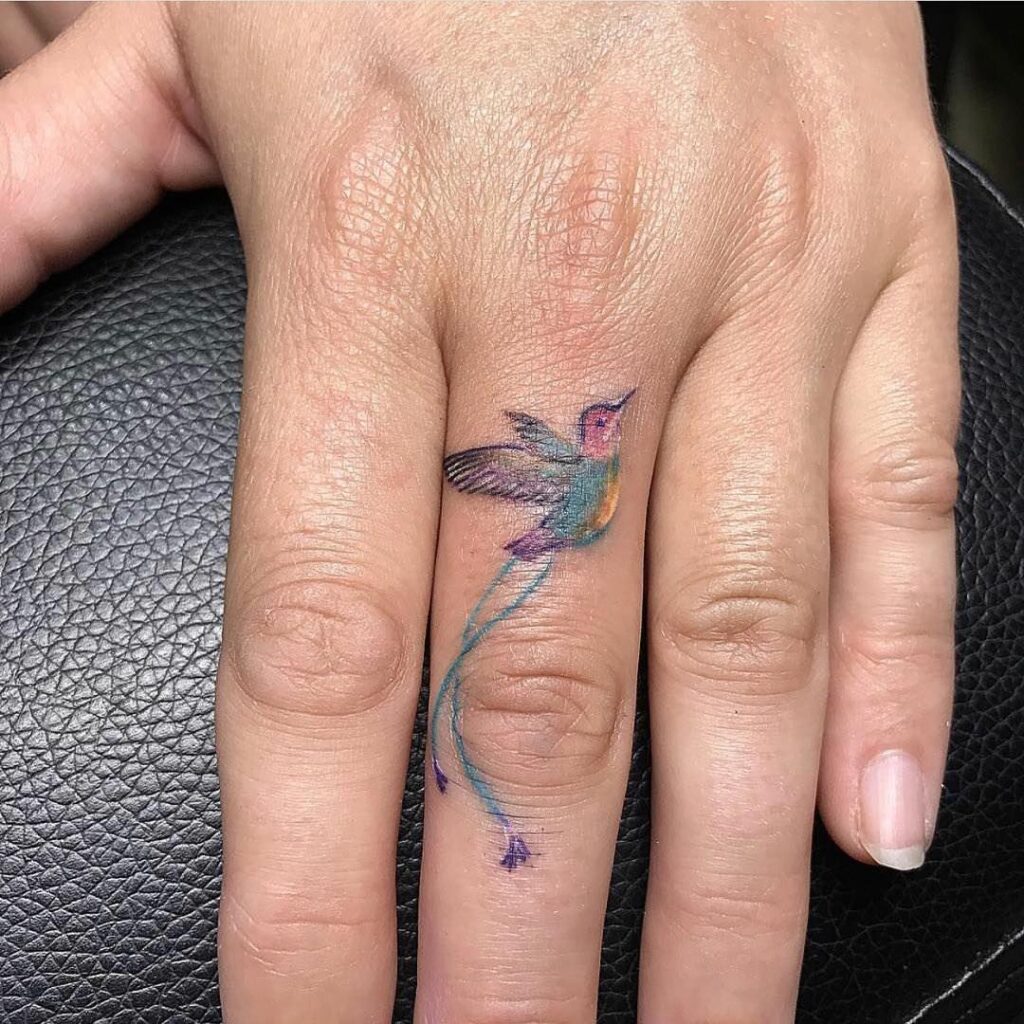 Tatuaje de pájaro en el dedo meñique