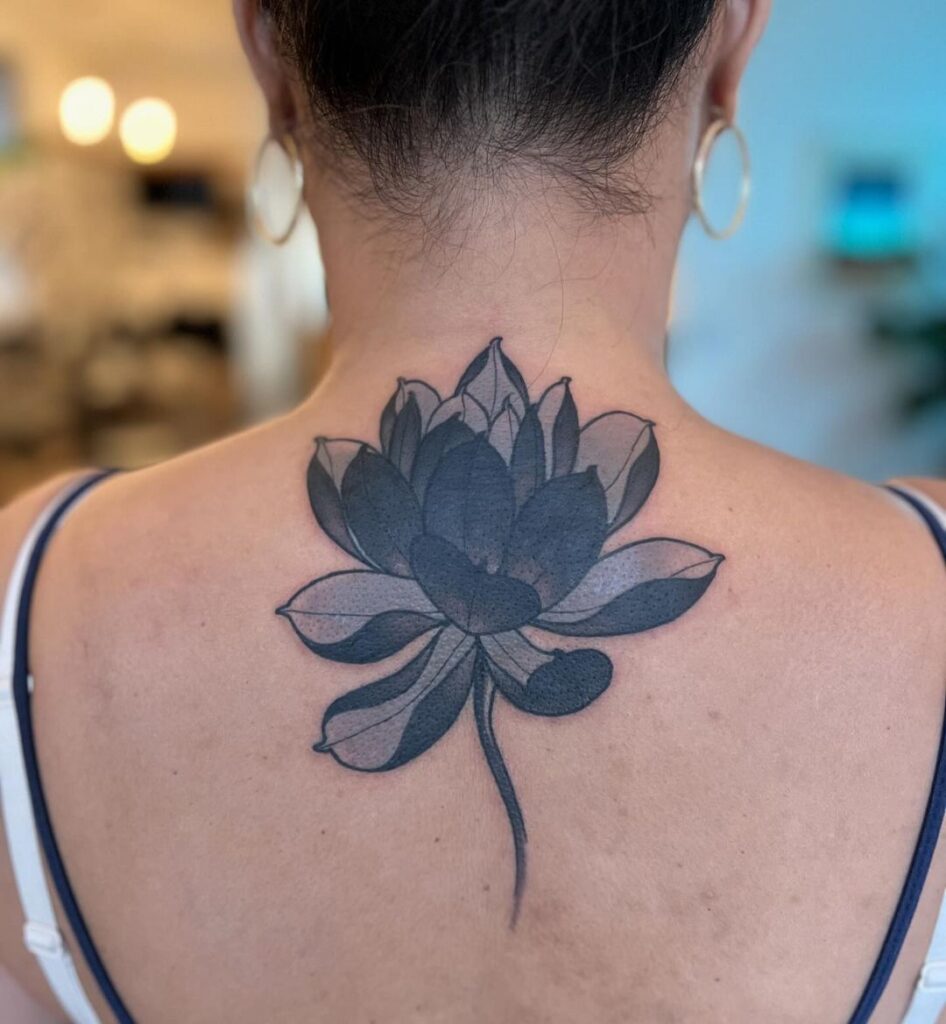 Tatuagem de lótus preto nas costas