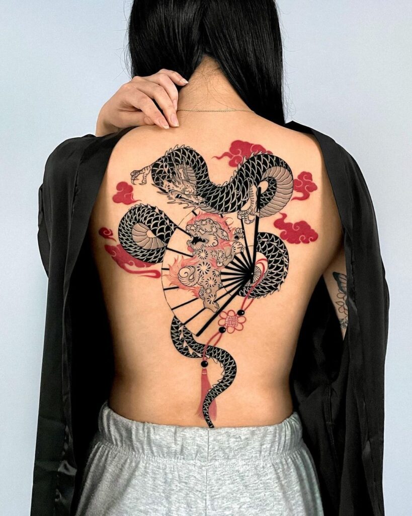 Tatuaje de espalda negro y rojo