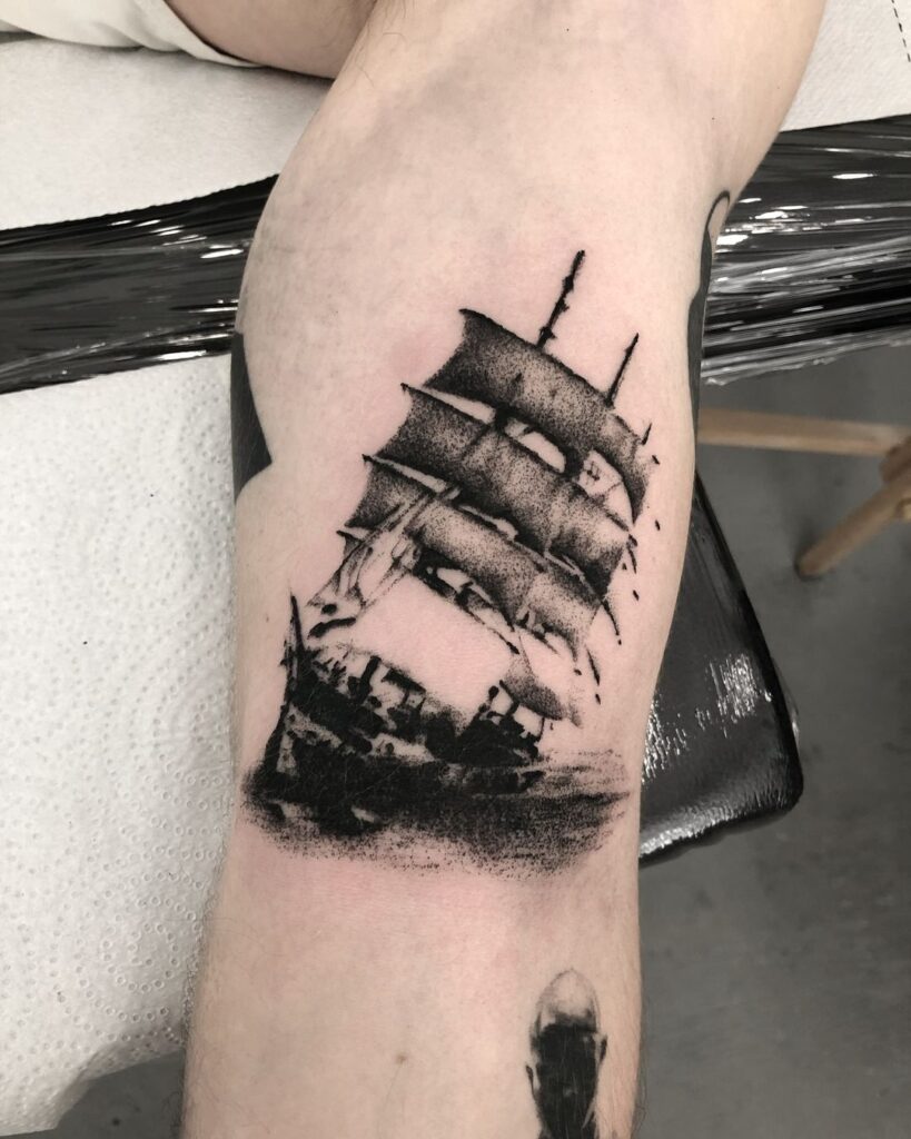 Tatuagem de barco com pontos