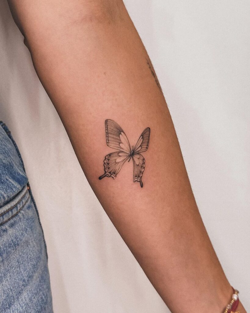 Tatuaje femenino de mariposa