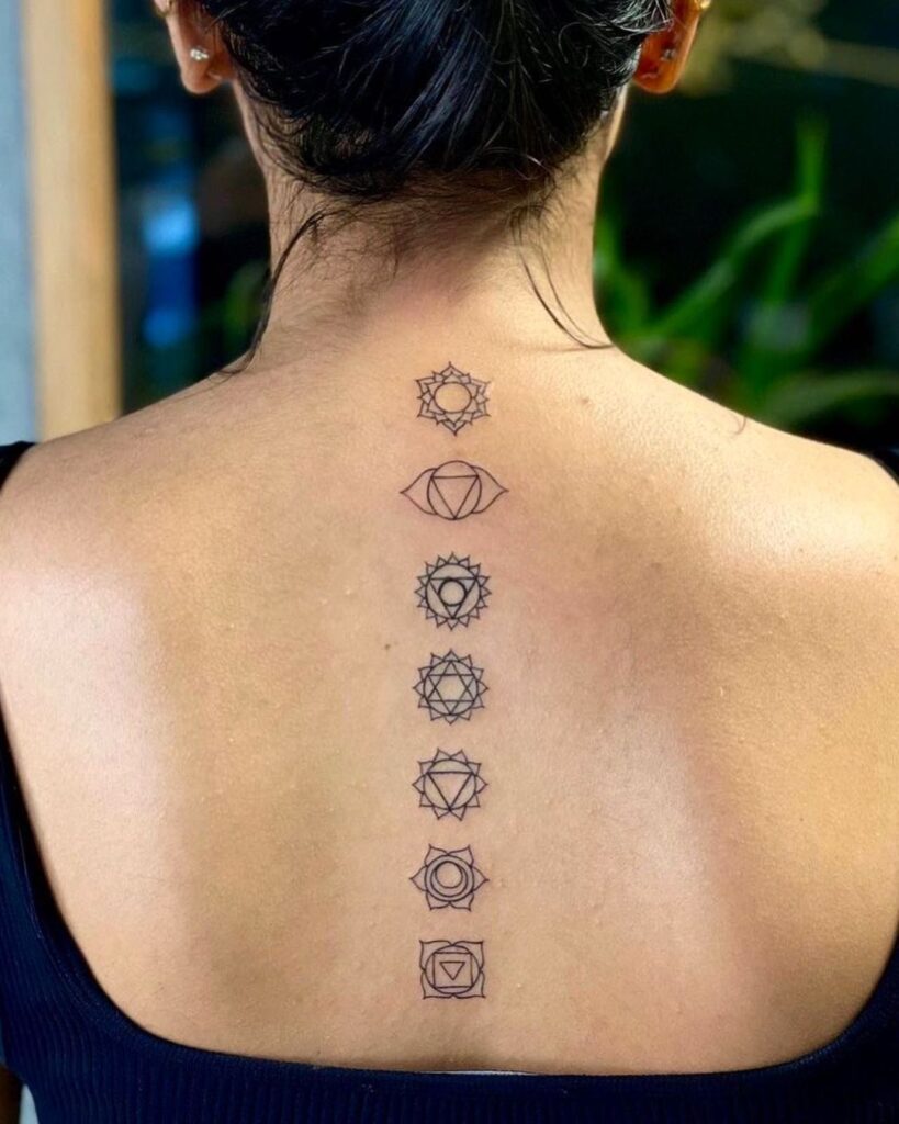 Tatuaje de chakras en la espalda