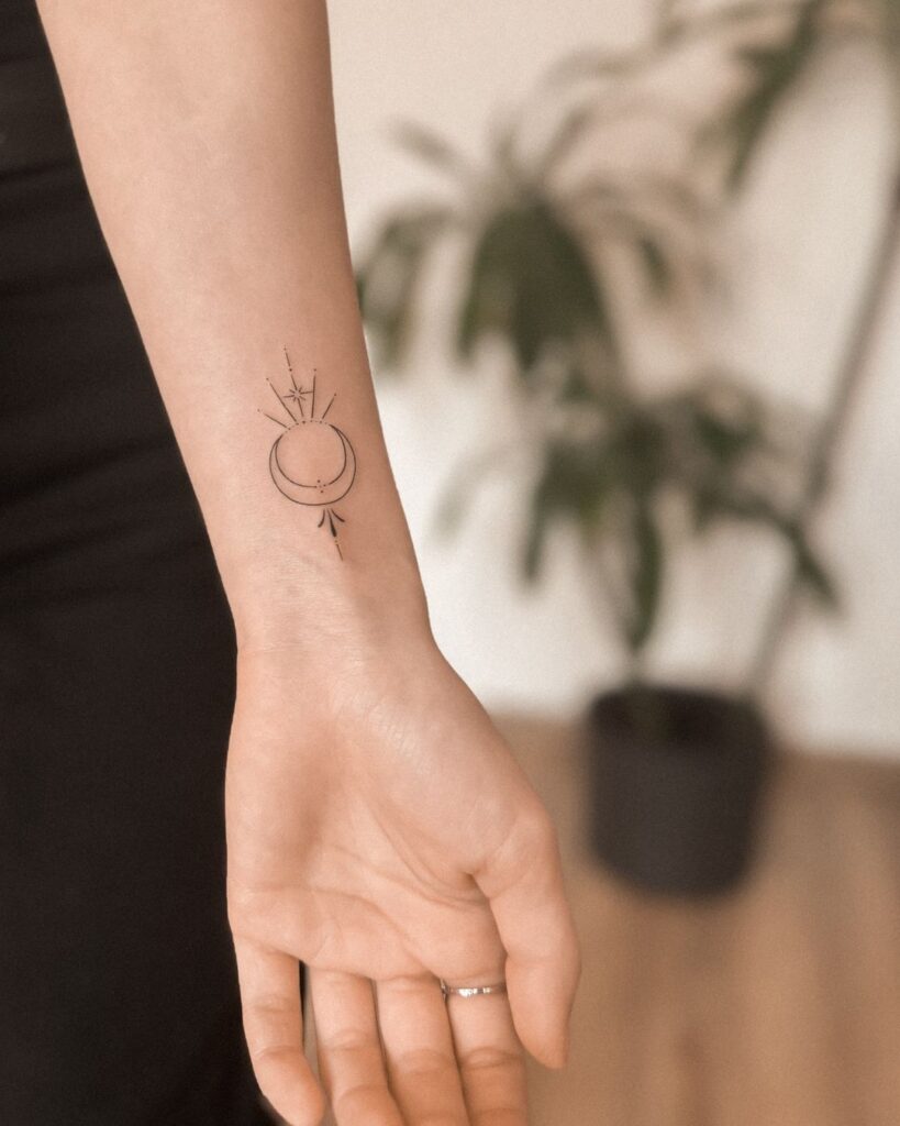 Pequeño tatuaje de luna creciente