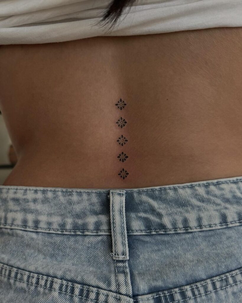 Tatuagem ornamental pequena e gira