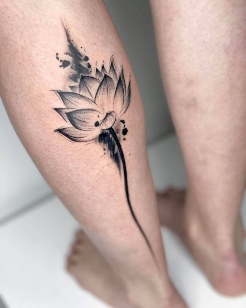 Tatuagem de lótus na perna com trabalho abstrato e de pontos