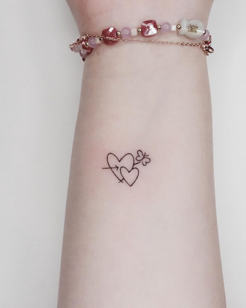 Tatuaggio con doppio cuore e farfalla