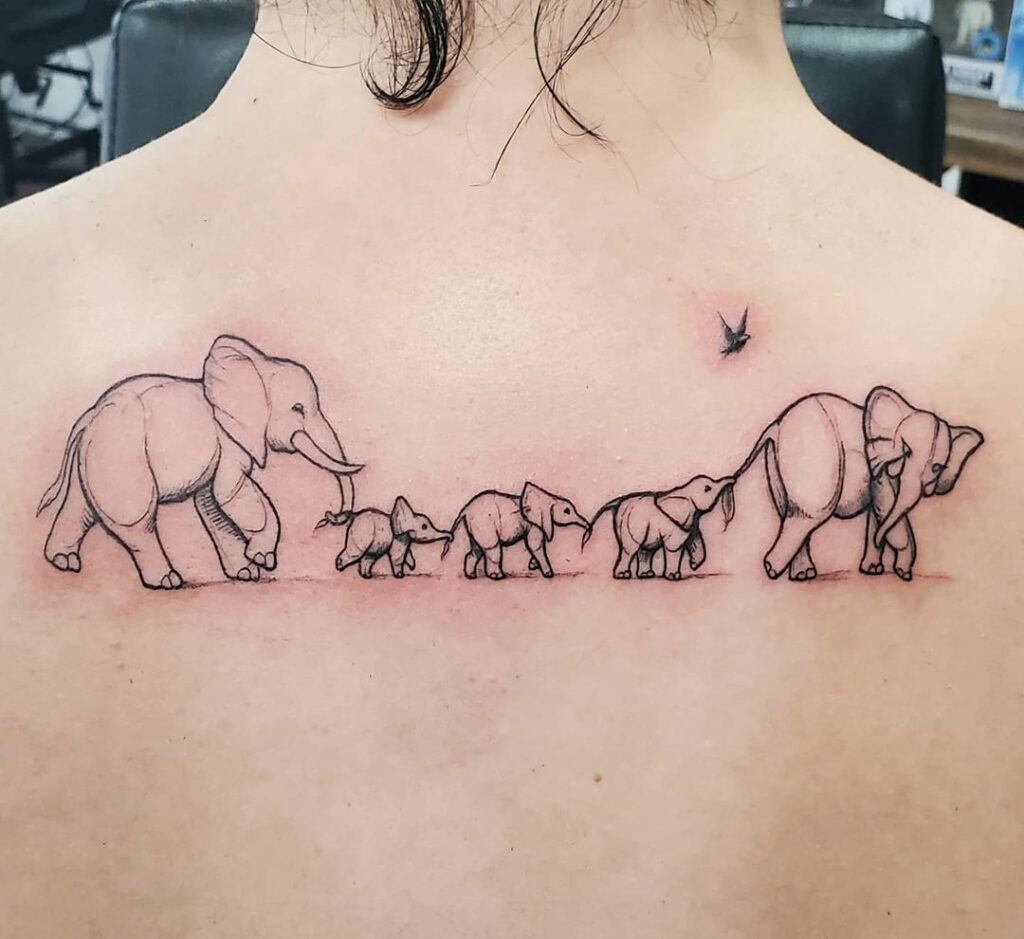 Tatuaje de una familia de elefantes